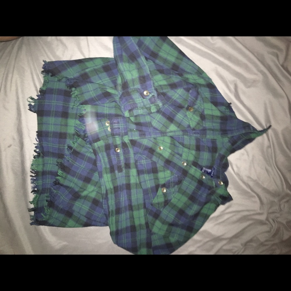 Distressed cropped flannel .